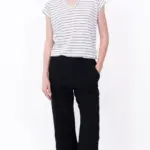 חולצת סריג דמוי פשתן - מפתח וי - פסים דקים שחורים - איה