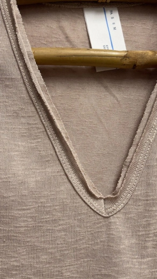 סריג דמוי פשתן - מפתח וי - לאטה - איה