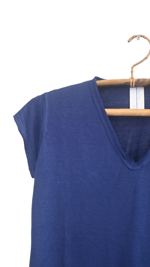 חולצת סריג דמוי פשתן - מפתח וי - כחול - איה