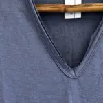 חולצת סריג דמוי פשתן - מפתח וי - תכלת כהה - איה