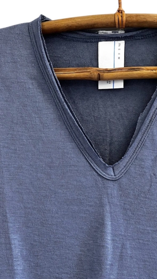 חולצת סריג דמוי פשתן - מפתח וי - תכלת כהה - איה