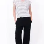 חולצת סריג דמוי פשתן - מפתח וי -  פסים דקים שחורים - איה