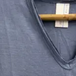 חולצת סריג דמוי פשתן - מפתח וי - תכלת כהה - איה