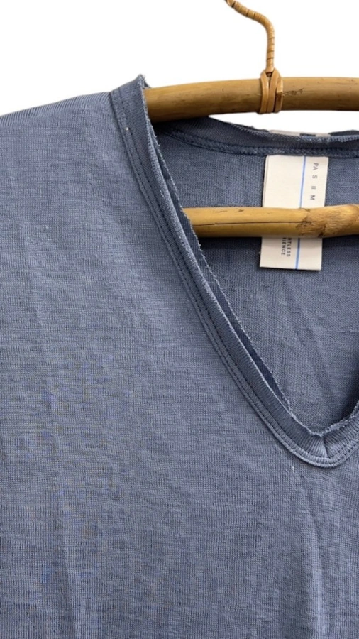 חולצת סריג דמוי פשתן - מפתח וי - תכלת כהה - איה