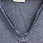 חולצת סריג דמוי פשתן - מפתח וי - תכלת כהה - איה