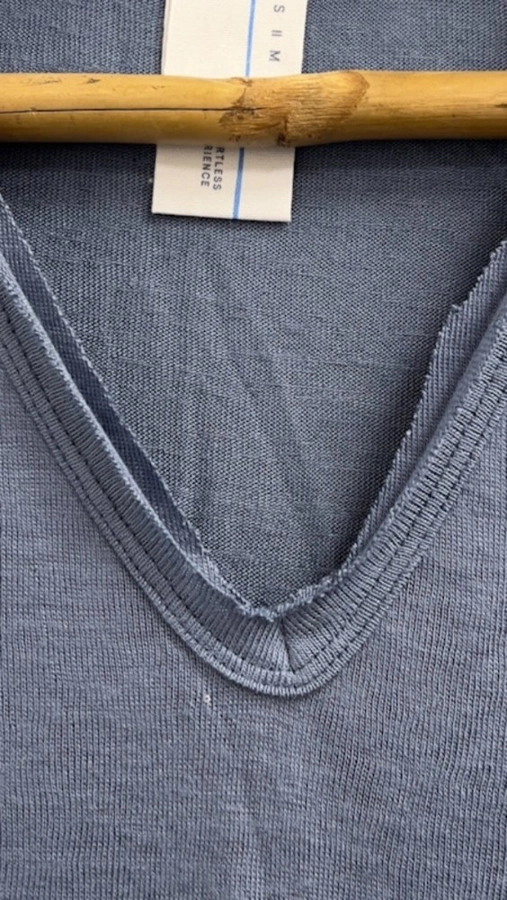 חולצת סריג דמוי פשתן - מפתח וי - תכלת כהה - איה