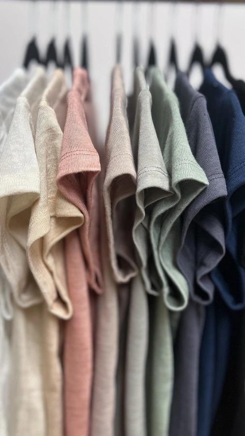 חולצת סריג דמוי פשתן - מפתח וי - כחול - איה