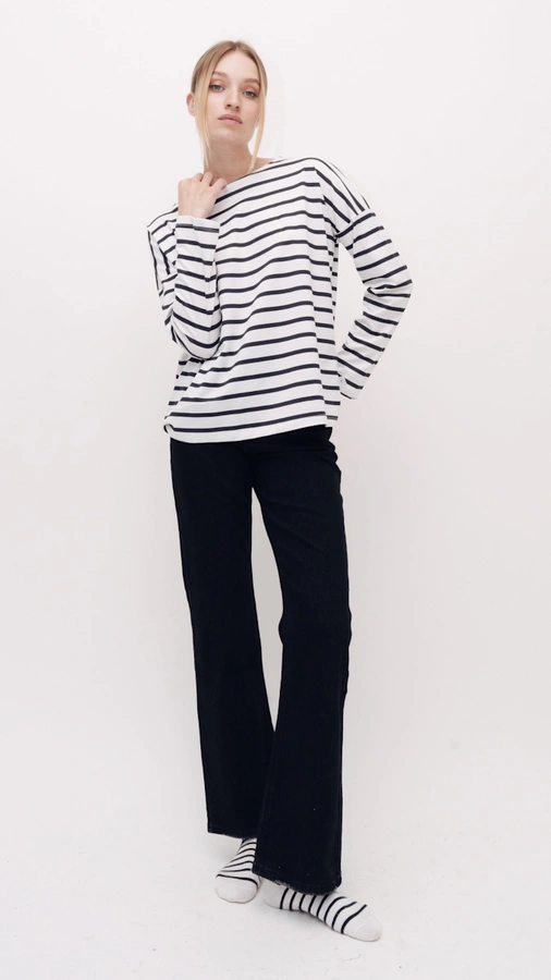 חולצת טי כתף שמוטה - נופים פסים שחורים - מרני