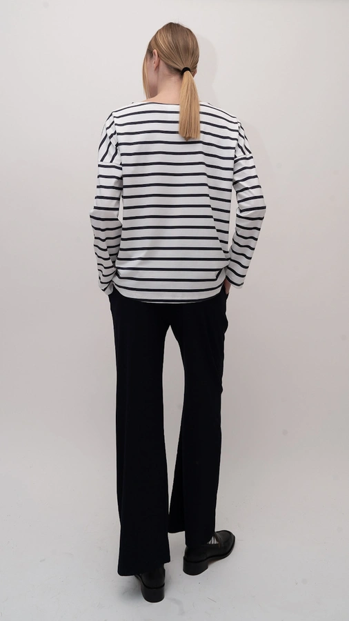 חולצת טי כתף שמוטה - נופים פסים שחורים - מרני