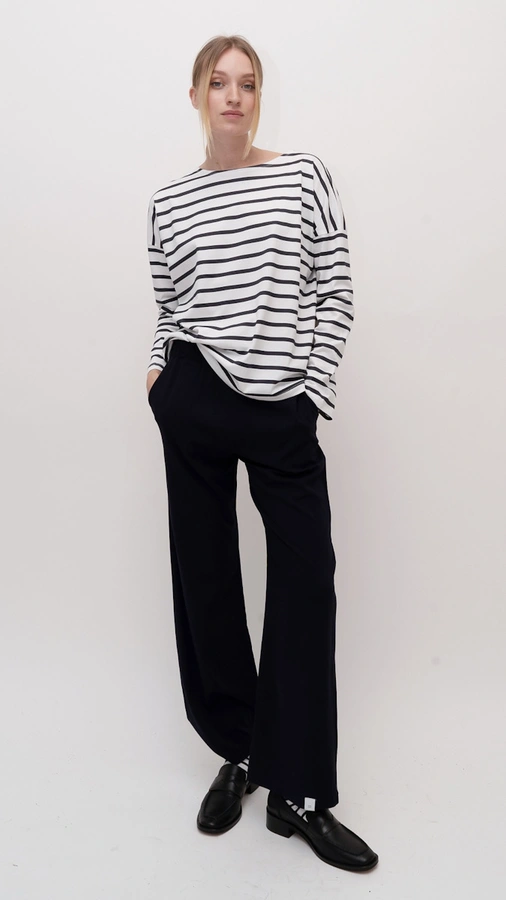 חולצת טי כתף שמוטה - נופים פסים שחורים - מרני