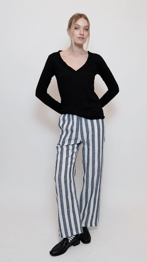 חולצת טי כפפה מפתח וי עמוק - גזרת סלים - יעל