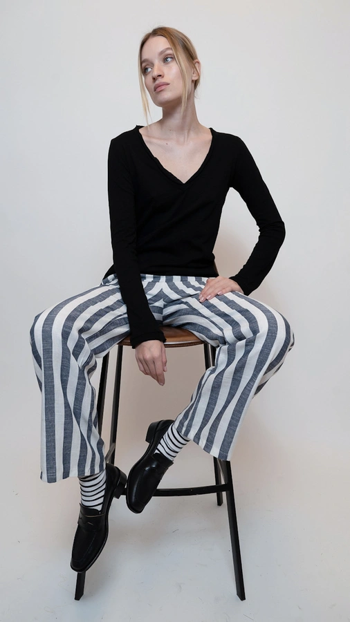 חולצת טי כפפה מפתח וי עמוק - גזרת סלים - יעל