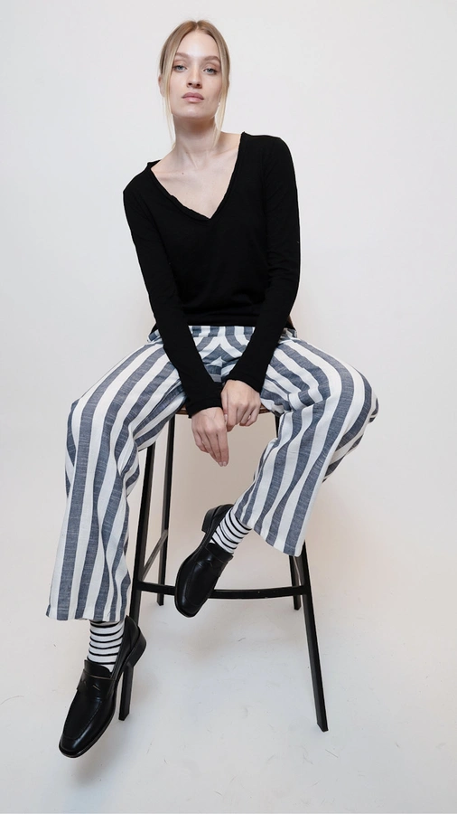 חולצת טי כפפה מפתח וי עמוק - גזרת סלים - יעל