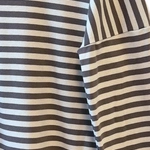 חולצת טי כתף שמוטה - כותנה פסים אפורים - מרני