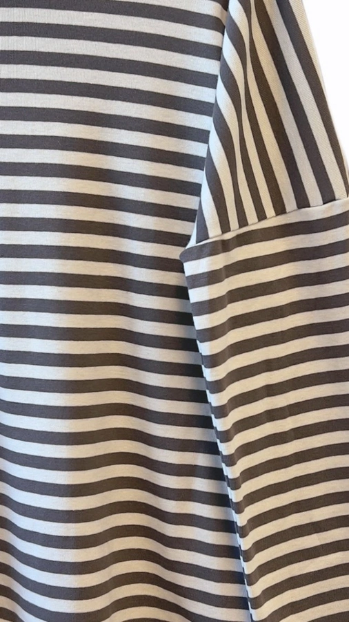 חולצת טי כתף שמוטה - כותנה פסים אפורים - מרני