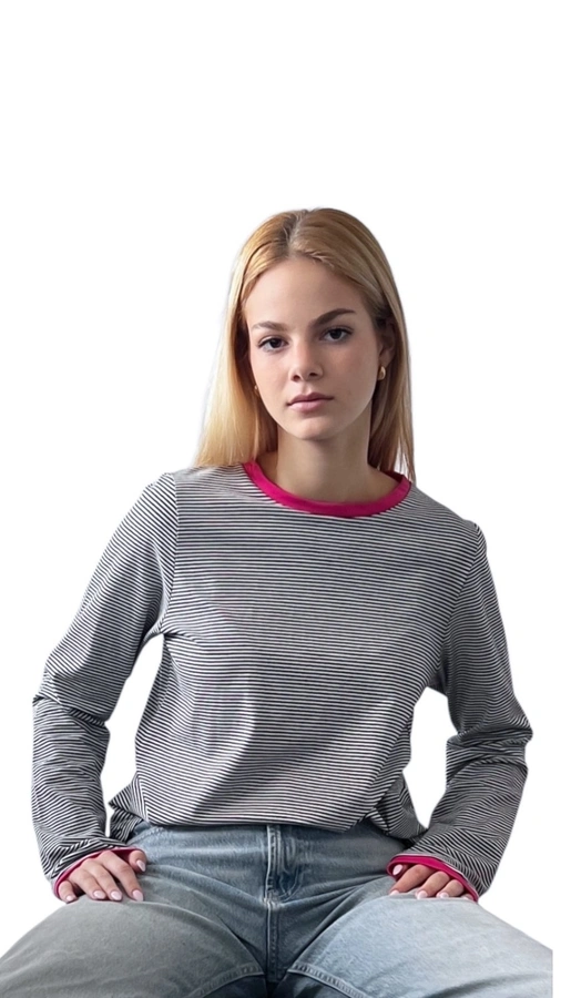 חולצת טי ארוכה – פסים דקים שחור / ורוד – תותי