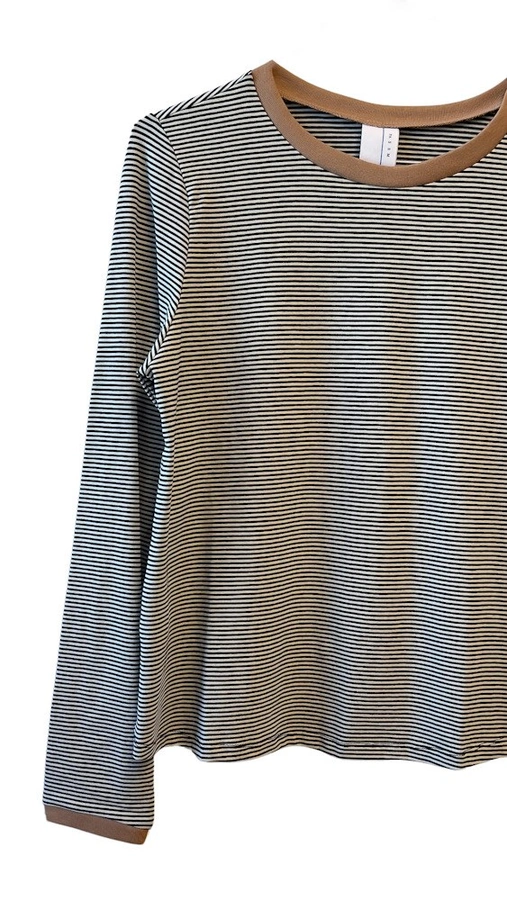 חולצת טי ארוכה – פסים דקים שחור / כאמל - תותי