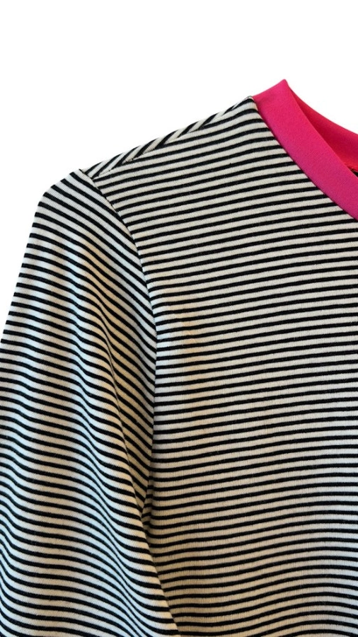 חולצת טי ארוכה – פסים דקים שחור / ורוד – תותי