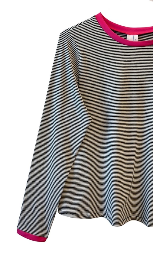 חולצת טי ארוכה – פסים דקים שחור / ורוד – תותי
