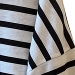 חולצת טי כתף שמוטה - נופים פסים שחורים - מרני