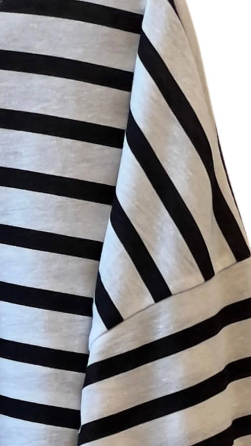 חולצת טי כתף שמוטה - נופים פסים שחורים - מרני