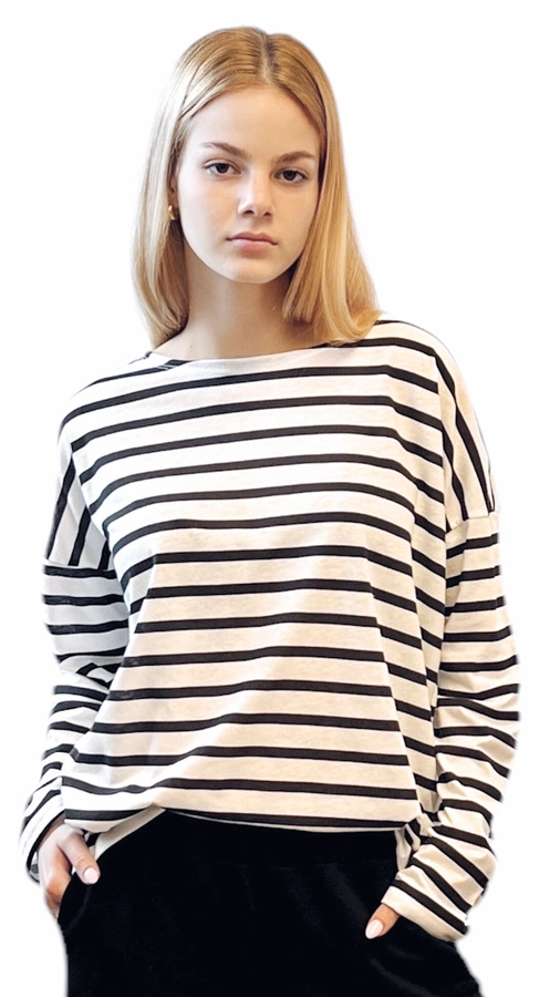 חולצת טי כתף שמוטה - נופים פסים שחורים - מרני