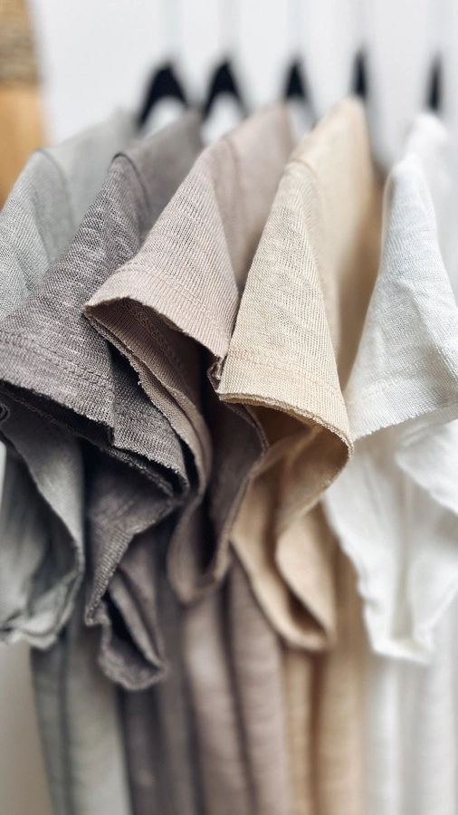 חולצת סריג דמוי פשתן - מפתח וי - טאופ - איה