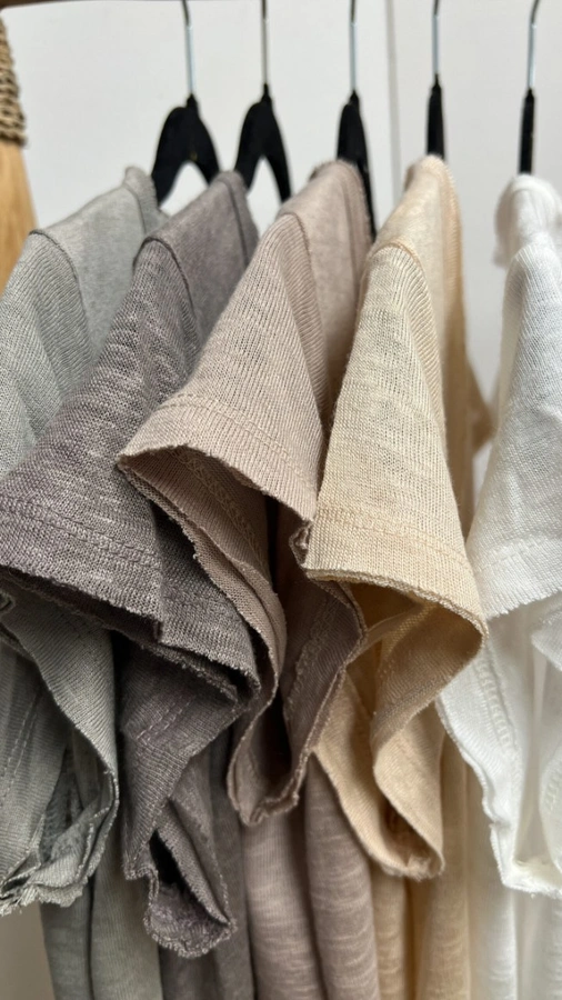 חולצת סריג דמוי פשתן - מפתח וי - ירוק אפור - איה