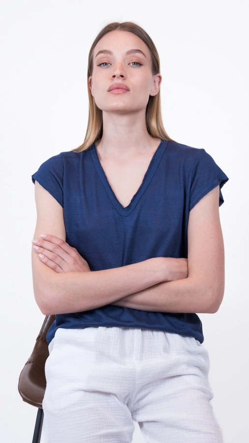 חולצת סריג דמוי פשתן - מפתח וי - כחול - איה