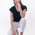 חולצת סריג דמוי פשתן - מפתח וי - כחול דיו - איה