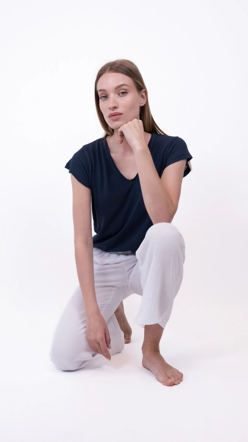 חולצת סריג דמוי פשתן - מפתח וי - כחול דיו - איה