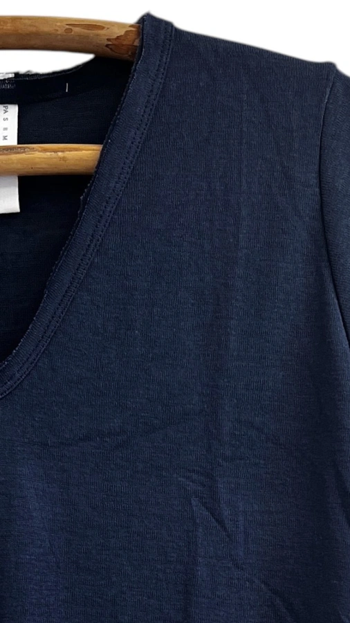 חולצת סריג דמוי פשתן - מפתח וי - כחול דיו - איה