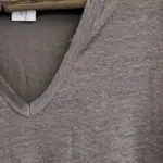 חולצת סריג דמוי פשתן - מפתח וי - טאופ - איה