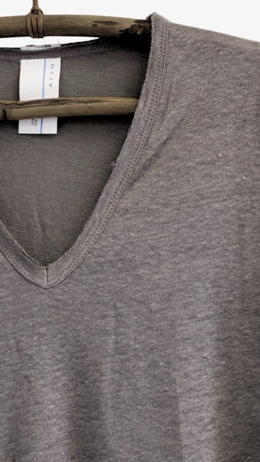 חולצת סריג דמוי פשתן - מפתח וי - טאופ - איה