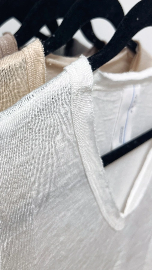 חולצת סריג דמוי פשתן - מפתח וי - לבן חם - איה