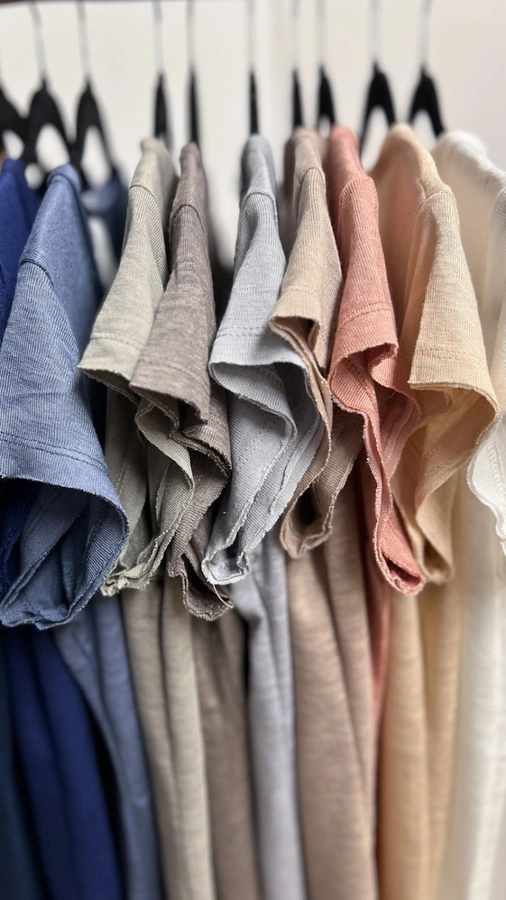 חולצת סריג דמוי פשתן - מפתח וי - ורוד מעושן - איה