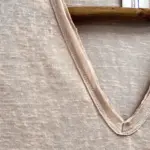 חולצת סריג דמוי פשתן - מפתח וי - פודרה - איה