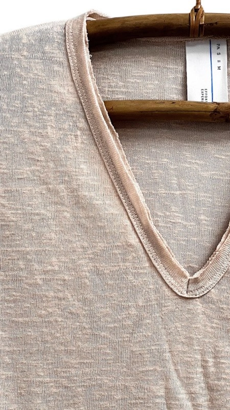 חולצת סריג דמוי פשתן - מפתח וי - פודרה - איה