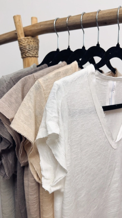 חולצת סריג דמוי פשתן - מפתח וי - לבן חם - איה