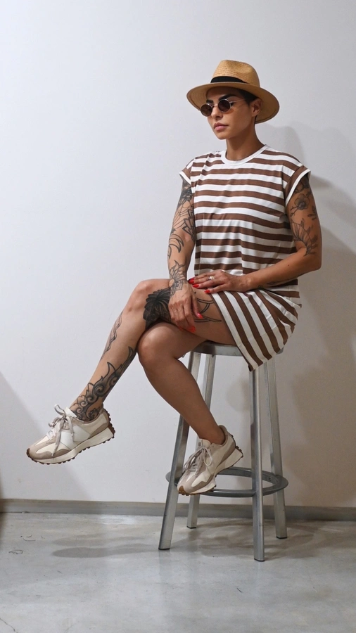 שמלת טוניקה מיני פסים שמנת / קפה - שחף