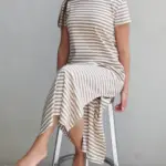 שמלת טי פסים כאמל/אפור - אלונה