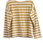 חולצת טי כתף שמוטה - פסים חרדל - מרני