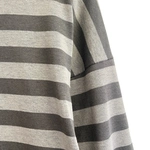 חולצת טי כתף שמוטה - פסים אפור/גרפיט - מירן