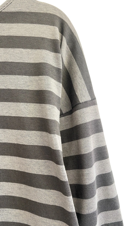 חולצת טי כתף שמוטה - פסים אפור/גרפיט - מירן