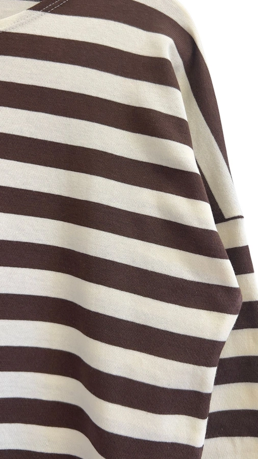 חולצת טי כתף שמוטה - פסים שמנת/שוקולד - מירן