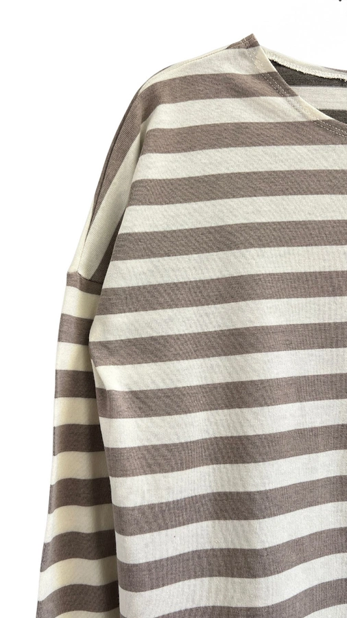 חולצת טי כתף שמוטה - פסים שמנת/חום - מירן