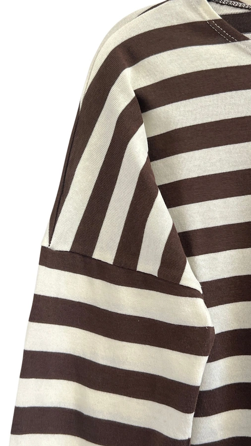 חולצת טי כתף שמוטה - פסים שמנת/שוקולד - מירן