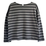 חולצת טי כתף שמוטה - פסים אפור/גרפיט - מירן