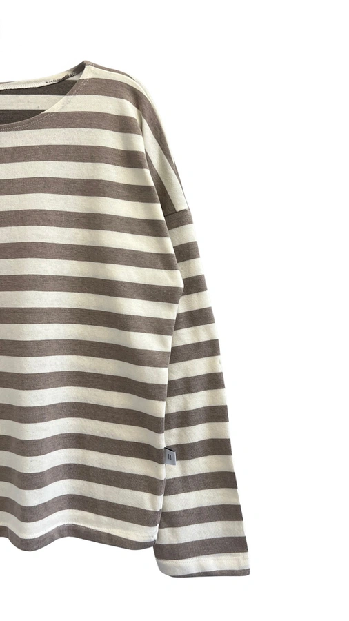 חולצת טי כתף שמוטה - פסים שמנת/חום - מירן