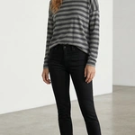 חולצת טי כתף שמוטה - פסים אפור/גרפיט - מירן